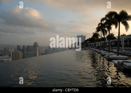 Sands SkyPark piscina infinity sul 57th piano di Marina Bay Sands Hotel, Marina Bay, Singapore Foto Stock