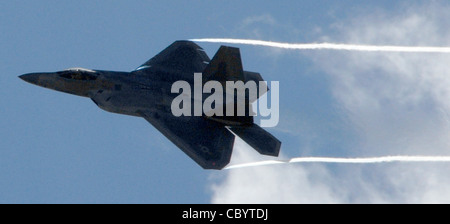 Un F-22 Raptor sorvola attraverso il cielo durante la cerimonia di arrivo alla base congiunta Pearl Harbor-Hickam, Hawaii, il 9 luglio 2010. Il modello F-22, il più recente velivolo dell'aeronautica, rappresenta un salto esponenziale nelle capacità di combattimento per le forze statunitensi nel Pacifico. Foto Stock