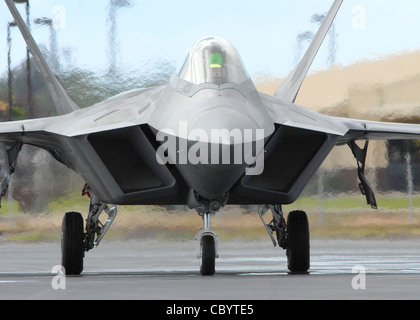 Un pilota tasserà in un F-22 sulla linea di volo 9 luglio 2010, alla base congiunta Pearl Harbor-Hickam, Hawaii. Il 199th Fighter Squadron della Guardia Nazionale aerea delle Hawaii sta passando dalla F-16 e sarà l'unica guardia congiunta condotta dall'ANG e squadrone attivo nel Pacifico Foto Stock