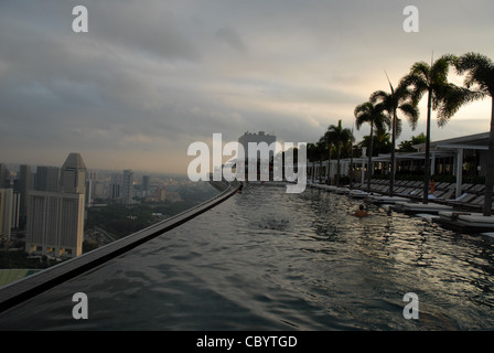 Sands SkyPark piscina infinity sul 57th piano di Marina Bay Sands Hotel, Marina Bay, Singapore Foto Stock