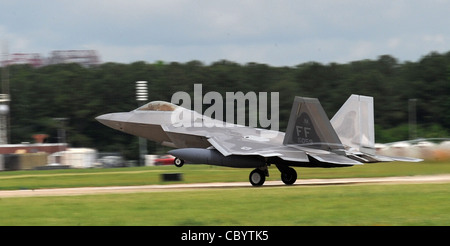 Un F-22 Raptor del 94th Fighter Squadron decolli dalla Langley Air Force base, Virginia, maggio 26 per la base aerea di Kadena, Giappone. Più di 280 Langley AFB Airmen e 12 F-22 sono partiti questa settimana per un dispiegamento di forze aeree e spaziali, che dimostra il continuo impegno degli Stati Uniti ad adempiere alle proprie responsabilità di sicurezza in tutto il Pacifico occidentale. Foto Stock