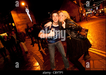 Festaioli per celebrare il nuovo anno 2012, sulle strade di Aberystwyth Wales UK Foto Stock