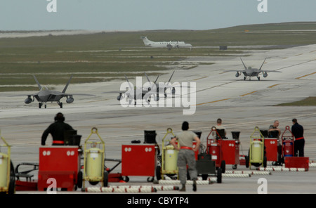 I manutentori si preparano per l'arrivo di F-22 Raptors dal gennaio 18 schierati dalla base dell'aeronautica di Elmendorf, Alaska, ad Andersen AFB, Guam. I funzionari dell'AFB Andersen hanno ricevuto 12 F-22 e più di 250 Airmen per un dispiegamento di tre mesi. Foto Stock