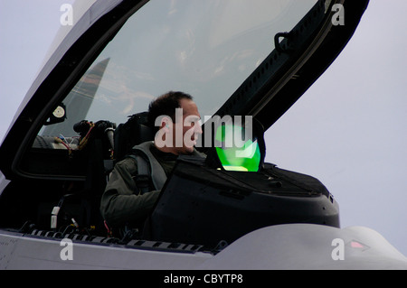 Orlando Sanchez rimuove il casco dopo essere arrivato con il suo squadrone F-22 Raptor dal gennaio 18 alla base dell'aeronautica Andersen, Guam. I modelli F-22s e più di 250 Airmen sono distribuiti da Elmendorf AFB, Alaska. Il colonnello Sanchez è il 90° comandante dello Squadrone Expeditionary Fighter Foto Stock