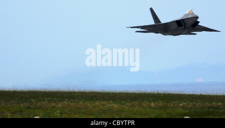 Un F-22 Raptor decolli per una missione dal 14 gennaio alla base aerea di Kadena, Giappone. La F-22 è stata distribuita dalla 27th Fighter Squadron Langley Air Force base, Virginia, a supporto del comando del Pacifico degli Stati Uniti. Foto Stock