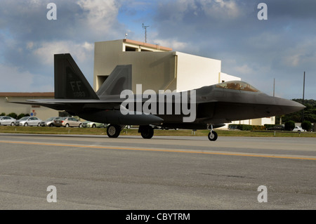 Dopo l'atterraggio alla base aerea di Kadena, Giappone, un F-22 Raptor si trova in taxi lungo la pista dal 11 gennaio. L'aeromobile è uno dei 12 impiegati dalla Langley Air Force base, Virginia, come parte di una rotazione della forza aerea di spedizione. Foto Stock