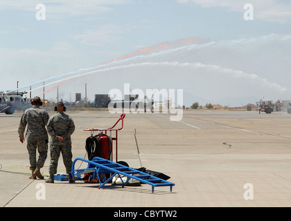 Un F-22 Raptor effettua un taxi attraverso i torrenti rossi, bianchi e blu del 2 giugno alla base dell'aeronautica di Holloman, N.M., dopo l'atterraggio nella sua nuova casa. Holloman AFB è una delle sole quattro basi in cui verranno assegnati i F-22s. Foto Stock