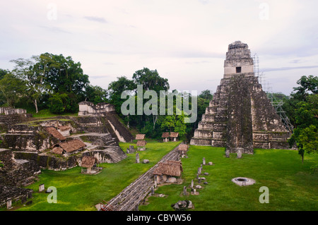 Tempio 1 (anche noto come il Tempio del gigante Jaguar o tempio di Ah di cacao) sulla piazza principale e parte del Nord Acropolypse (a sinistra) in Tikal rovine Maya nel nord del Guatemala, ora racchiusi nel Parco Nazionale di Tikal. Foto Stock