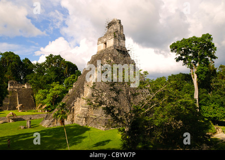 TIKAL, Guatemala - Tempio 1, noto anche come il tempio della grande Jaguar o tempio di Ah Cacao Tikal rovine Maya nel nord del Guatemala, ora racchiusi nel Parco Nazionale di Tikal. A sinistra del telaio è la piazza principale. Foto Stock