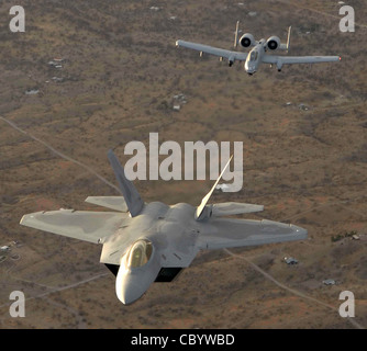 Un F-22A Raptor della Langley Air Force base, Virginia, e UN A-10 Thunderbolt II di Papa AFB, N.C., sorvolano Tucson, Ariz., domenica 5 marzo 2006, durante la Conferenza sull'eredità 2006. La conferenza combina diversi aeromobili statunitensi di oltre 60 anni di storia dell'aviazione per garantire la certificazione in spettacoli aerei in tutto il mondo. Foto Stock