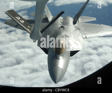 OVER THE UNITED STATES (AFPN) -- un F-22A Raptor dalla Langley Air Force base, Va., rifornisce con un KC-135 Stratotanker da McConnell AFB, Kan., durante la prima missione operativa del Raptor, il 21 gennaio. La missione è stata portata a sostegno dell'operazione Noble Eagle. Il KC-135 è stato fatto volare dal 18 ° Squadron rifornimento aria. Il F-22A era con il 27° Squadrone dei combattente. Foto Stock