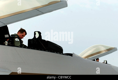 LA BASE DELL'AERONAUTICA DI LANGLEY, Va. (AFPN) -- il Colon Thomas Bergeson e il Lt. Il Colon James Hecker preparano prendere il volo nei loro rispettivi F-22A Raptors gennaio 21 durante una missione di operazione Noble Eagle. Questo evento storico segna la prima volta che il F-22A Raptor partecipa all'operazione di servizi congiunti per proteggere il suolo americano. Il colonnello Bergeson è il 1° comandante del Gruppo operativo. Colonel Hecker è il 27esimo comandante dello Squadrone dei combattitori. Foto Stock