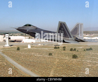 EDWARDS AIR FORCE BASE, California -- un F-22 Raptor fa qui un passo basso. Il nuovo combattente di superiorità aerea dell'Air Force dominerà la futura arena di combattimento aereo integrando avionica avanzata, furtività e supercrociera. È il più avanzato aereo da combattimento al mondo, che combina un rivoluzionario salto di tecnologia e capacità con requisiti di supporto ridotti e costi di manutenzione. Foto Stock