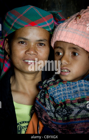 Ritratto di una madre dalla H'MONGS minoranza etnica in Vietnam con il suo bambino, una paralisi cerebrale (CP) del paziente. Foto Stock