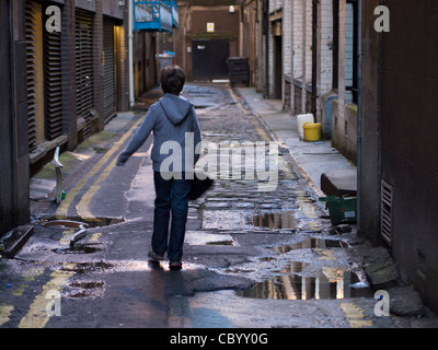 Giovane ragazzo in stretto vicolo, Glasgow Foto Stock