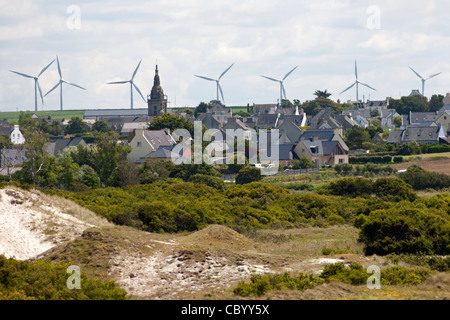 Mulini a vento del villaggio Lampaul-Ploudalmézeau (Bretagna). Les éoliennes du village de Lampaul Ploudalmézeau (Bretagne). Foto Stock