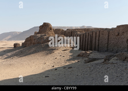 Il massiccio di mattoni di fango involucro del re Khasekhemwy della Seconda Dinastia a Shunet el Zebib, Abydos medio Egitto Foto Stock