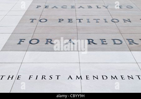 La parte esterna del Newseum di Washington DC offre un ampio estratto scolpiti in pietra del Primo Emendamento della Costituzione che prevede la libertà di stampa. Il Newseum è a 7 piani, finanziati privatamente museo dedicato al giornalismo e news. Si è aperta in corrispondenza della sua posizione corrente sulla Pennsylvania Avenue in aprile 2008. Foto Stock