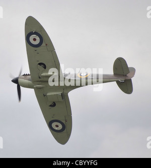 Il Supermarine Spitfire Mk IIA (Royal Air Force codice P7350) in aria Kemble giorno, Kemble aeroporto, Gloucestershire, Inghilterra. Di proprietà di t Foto Stock