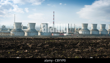 Olio e raffineria chimica per la produzione di prodotti petroliferi. La terra in primo piano Foto Stock