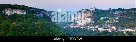 Panorama di alba la luce alla città medievale di Rocamadour, nella valle della Dordogna, Midi-Pirenei, Francia. Foto Stock