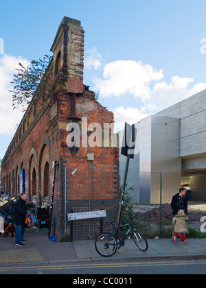 Braithwaite Street, vicino all entrata di Shoreditch High Street Stazione della metropolitana, Shoreditch, Londra, Regno Unito. Foto Stock