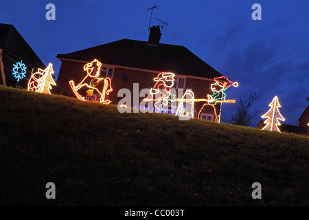 Notte fotografia del Regno Unito casa suburbana home, con esterni illuminati decorazioni di Natale, Suffolk, Regno Unito Foto Stock