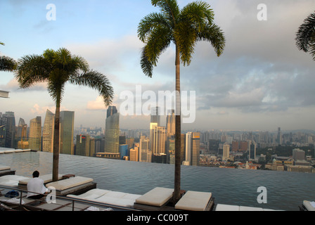 Sands SkyPark piscina infinity sul 57th piano di Marina Bay Sands Hotel, Marina Bay, Singapore Foto Stock