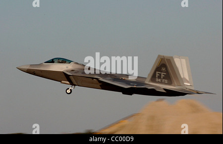 Il Lt. Colon. Dirk Smith prende il volo in un F-22 Raptor 3 febbraio presso la base dell'aeronautica di Langley in Virginia. Il 94th Fighter Squadron sta schierando per la bandiera rossa all'AFB di Nellis, La bandiera rossa di Never è un'esercitazione di addestramento del combattimento aereo progettata per testare la capacità dei piloti e degli equipaggi di supporto aereo di rispondere affettivamente agli scenari di combattimento reali. Questa è la prima implementazione di Red Flag per la 94esima FS con F-22s. Il colonnello Smith è il 94a comandante FS. Foto Stock