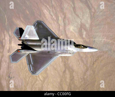 EDWARDS AIR FORCE BASE, California (AFPN) -- Raptor 4002 ha superato il suo 300th volo-ora contrassegno -- il primo F-22 a farlo -- durante un febbraio 18 uscita dal centro di prova di volo dell'aeronautica qui. La flotta F-22 dovrebbe crescere nelle prossime settimane, poiché Raptor 4003 la fa da primo volo dallo stabilimento di Lockheed Martin a Marietta, GA., prima di entrare qui nella F-22 Combined Test Force alla fine di quest'anno. Foto Stock