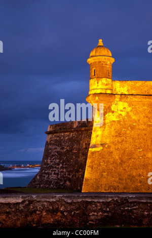 Torretta di sentinella sulla storica fortezza spagnola - El Morro all ingresso del porto nella città vecchia di San Juan di Porto Rico Foto Stock