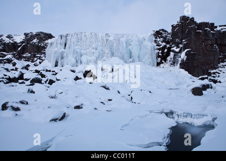 La cascata Oxararfoss ricoperto di ghiaccio, Islanda Foto Stock