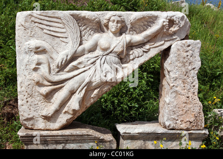 I resti di una antica scultura che rappresenta la dea della vittoria NIKE, costa Egea, Turchia Foto Stock