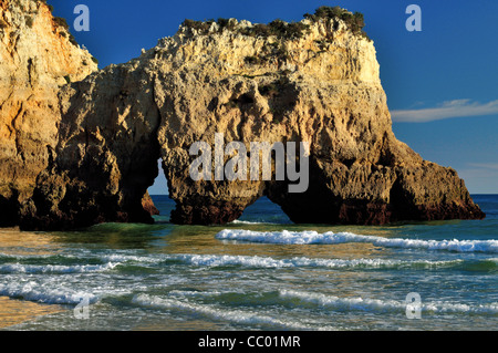 Il Portogallo, Algarve: formazioni rocciose presso la spiaggia Prainha in Alvor Foto Stock