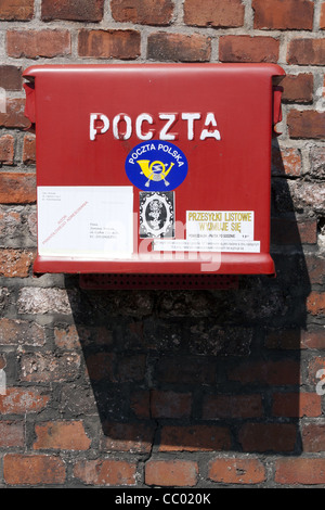 Polacco servizio postale letterbox su un muro di mattoni che dalla collina di Wawel, Cracow Polonia Foto Stock