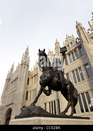 Statua di Robert the Bruce a rinnovato recentemente Marischal College di Aberdeen City Centre, Scotland, Regno Unito Foto Stock