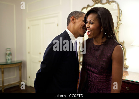 La First Lady Michelle Obama reagisce a qualcosa di Barack Obama presidente sussurrata a lei al Waldorf Astoria Hotel tra eventi durng l Assemblea Generale delle Nazioni Unite il 3 ottobre 2011 in New York City. Foto Stock