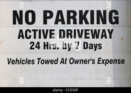 Un 'No parcheggio' segno su un attivo carraio porta di garage in New York City. Foto Stock