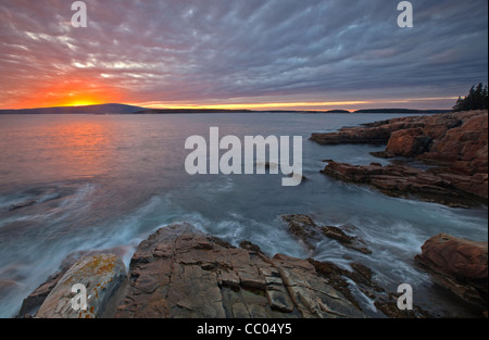 Tramonto su Cadillac Mountain come si vede dal litorale sulla penisola Schoodic, Parco Nazionale di Acadia, Maine, Stati Uniti d'America Foto Stock