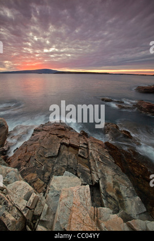 Tramonto su Cadillac Mountain come si vede dal litorale sulla penisola Schoodic, Parco Nazionale di Acadia, Maine, Stati Uniti d'America Foto Stock