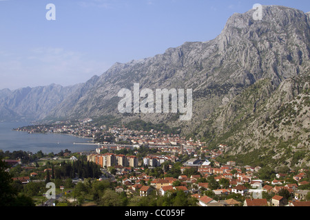 La città di Cattaro ai piedi delle montagne sulla Baia di Kotor, Montenegro, EUROPA Foto Stock