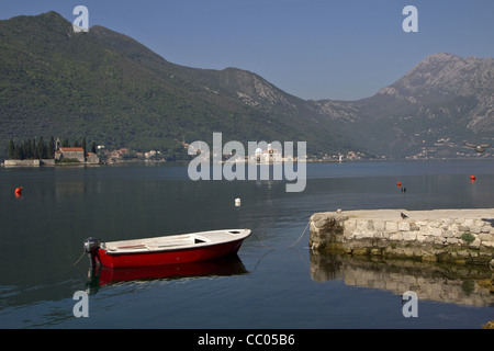 Barca a Quay, CITTÀ DI PERAST circondato da montagne e della Baia di Kotor, Montenegro, EUROPA Foto Stock