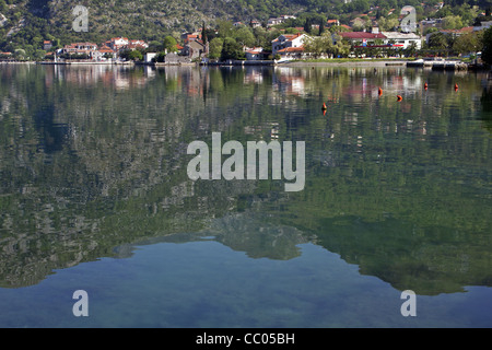 La baia dal villaggio di RISAN, Baia di Kotor, Montenegro, EUROPA Foto Stock