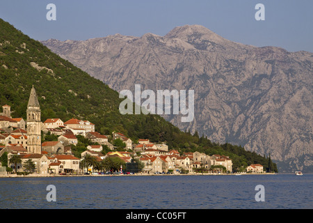 Villaggio di PERAST AI PIEDI DEL SANTO ELIE HILL, Baia di Kotor, Montenegro, EUROPA Foto Stock