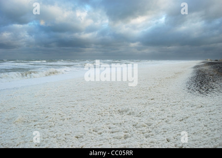 Schiuma su ciottoli durante una tempesta, Cayeux-sur-Mer, baia di Somme, SOMME (80), Francia Foto Stock