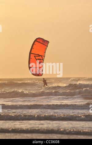 KITESURFER IN ONDE, Cayeux-sur-Mer, baia di Somme, SOMME (80), Francia Foto Stock