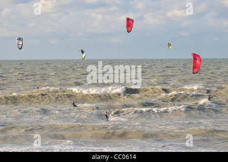 KITESURFEURS IN ONDE, Cayeux-sur-Mer, baia di Somme, SOMME (80), Francia Foto Stock