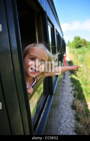 Bambina proteso al di fuori della finestra dell'ESCURSIONE TRENO A VAPORE DELLA BAIA DI SOMME, SOMME (80), Francia Foto Stock