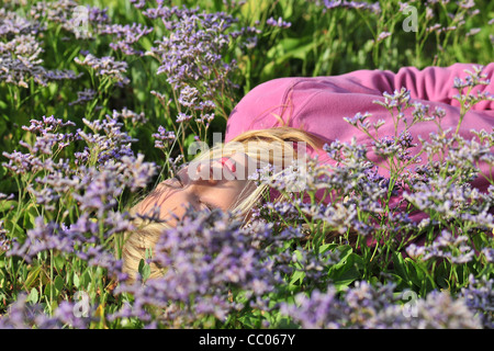 Bambina giacente su un tappeto di mare lavanda, baia di Somme, SOMME (80), Francia Foto Stock