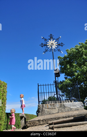 Bambine giocando nei pressi di marinai' CROSS, SAINT-Valery sur Somme, baia di Somme, SOMME (80), Francia Foto Stock